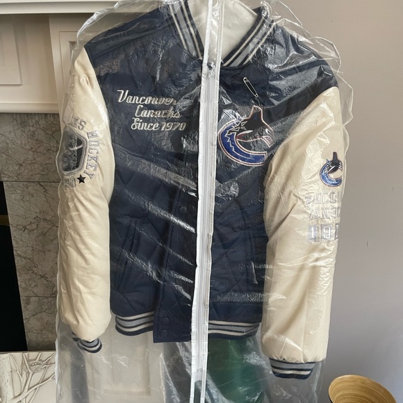 Youth Canucks NHL Varsity Jacket *REVERSIBLE - Picture 9 of 9